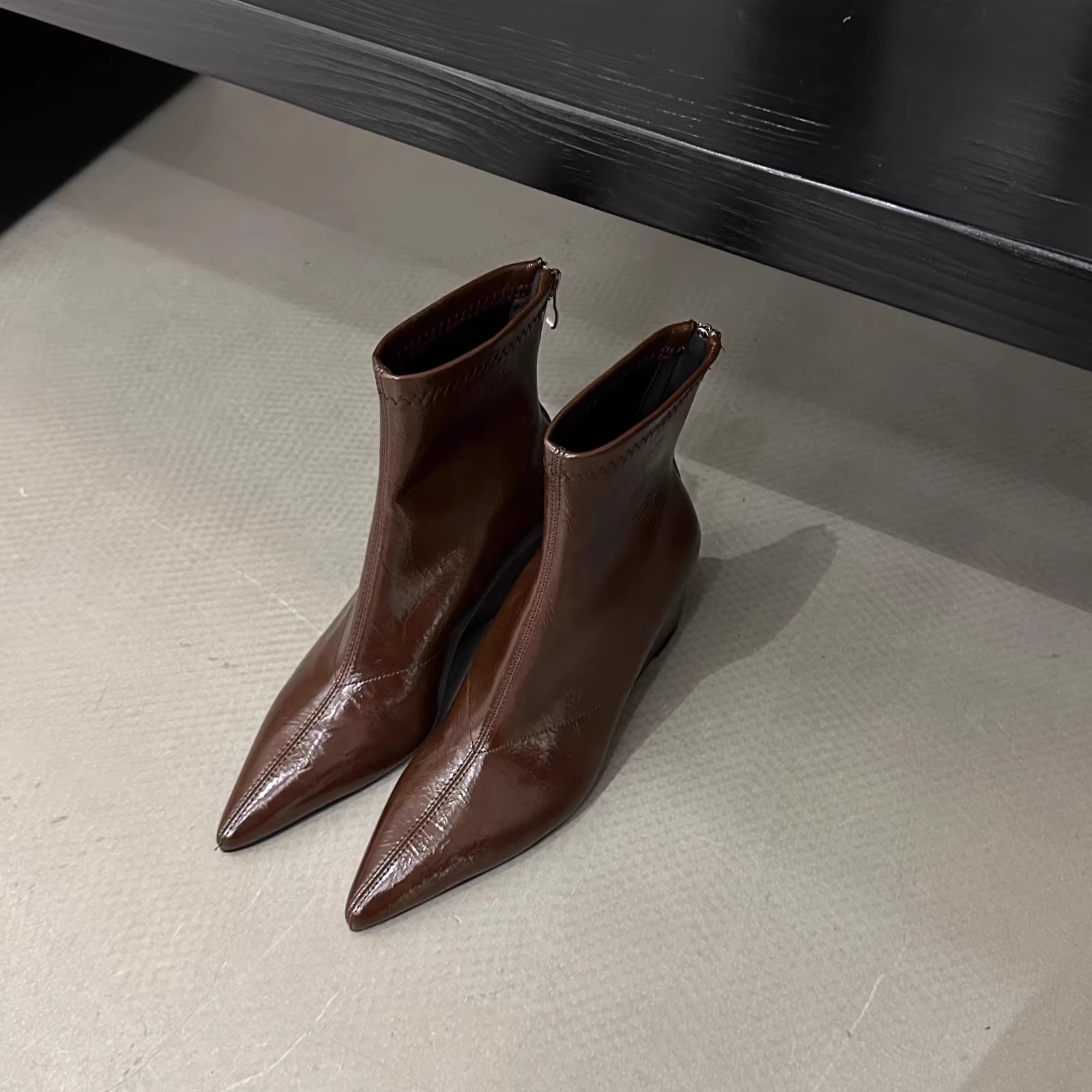 美拉德棕色尖头坡跟短靴女后拉链高跟瘦瘦靴2025秋冬新款短筒靴子