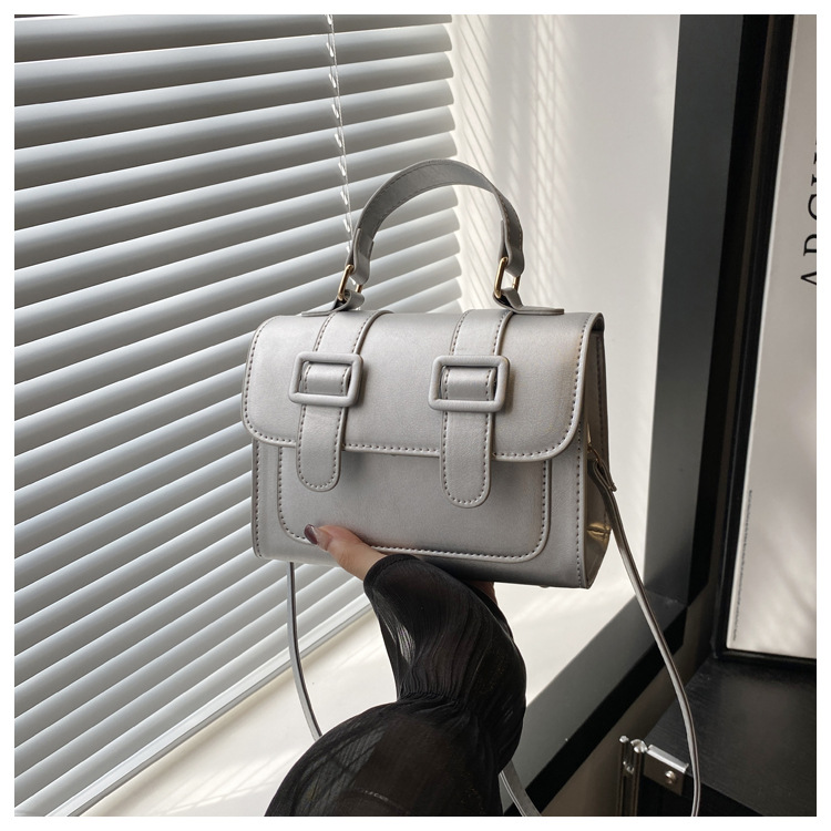 A new 2024 trendy and retro single-shoulder crossbody small square bag for girls, a niche British-style handbag undefined