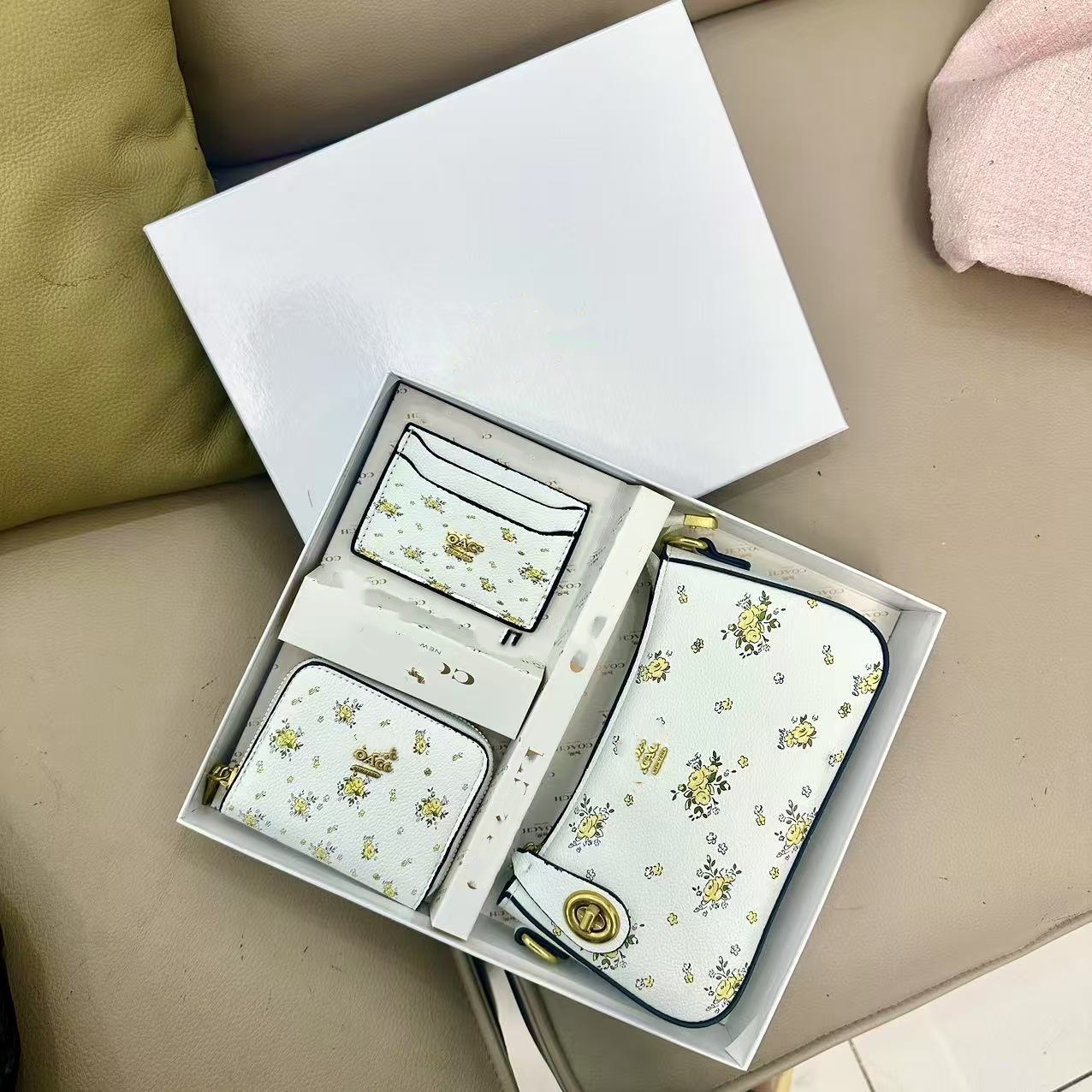 2025 nuevo Kome bolso brazo cartera de tres piezas conjunto de co caja bolsa de tarjetas de comercio exterior transfronterizo bolso de donación