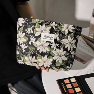 Cross-Border Niche Embossed Embroidered Flower Cosmetic Bag Floral Clutch Bag Large Capacity Portable Bag Toiletry Storage Bag