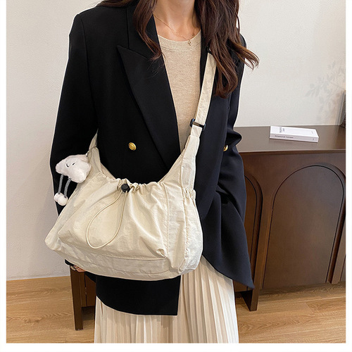 Fashionable lightweight nylon bag design fabric crossbody bag for women, trendy and versatile, simple shoulder bag.