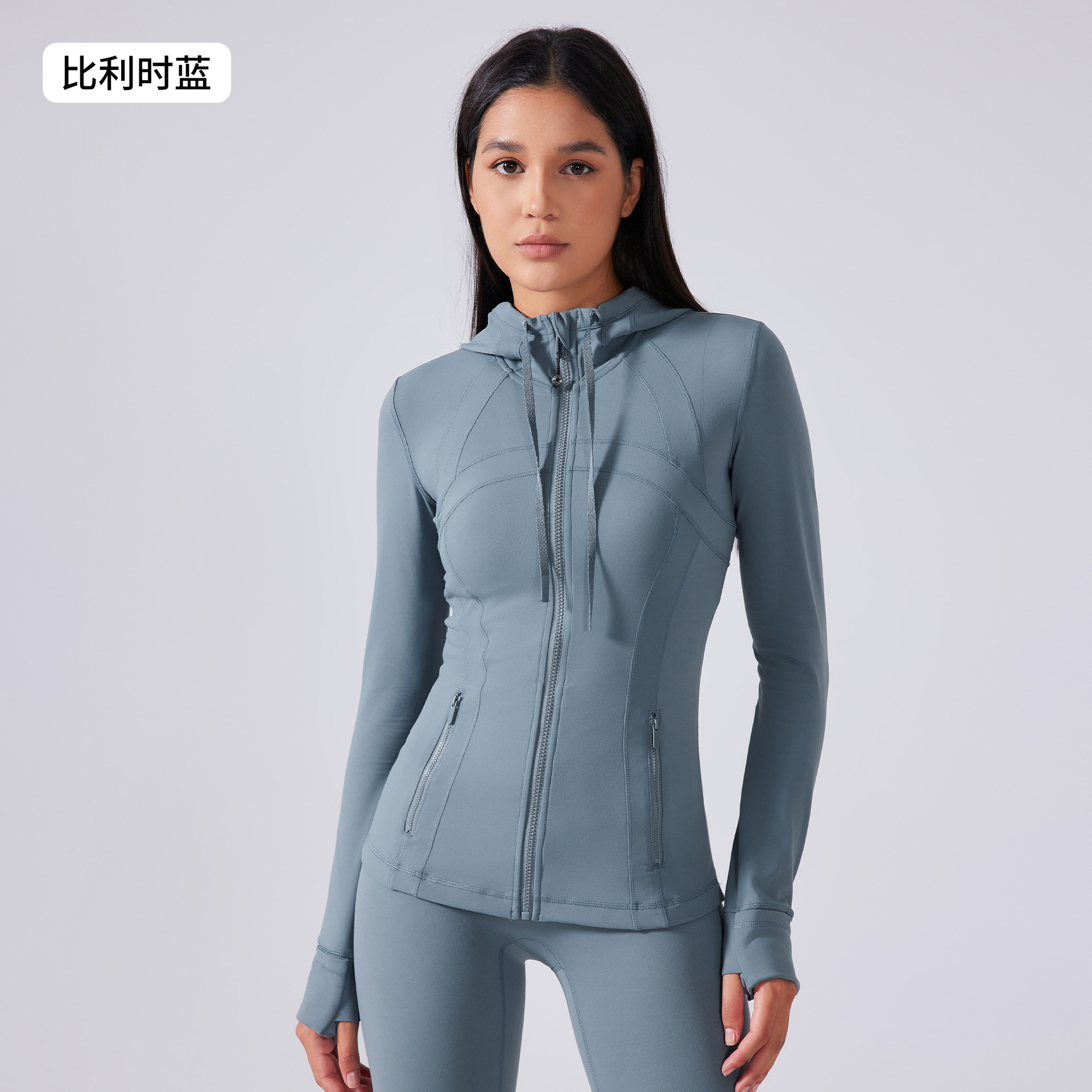 秋の新型ヨガ服の女性は帽子のファスナーの運動のコートを持っています。