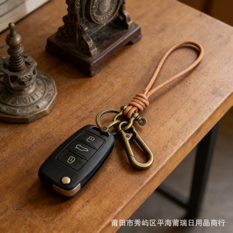 European and American style cowhide rope lobster buckle hand woven car key lanyard alloy horseshoe buckle woven key chain wholesale