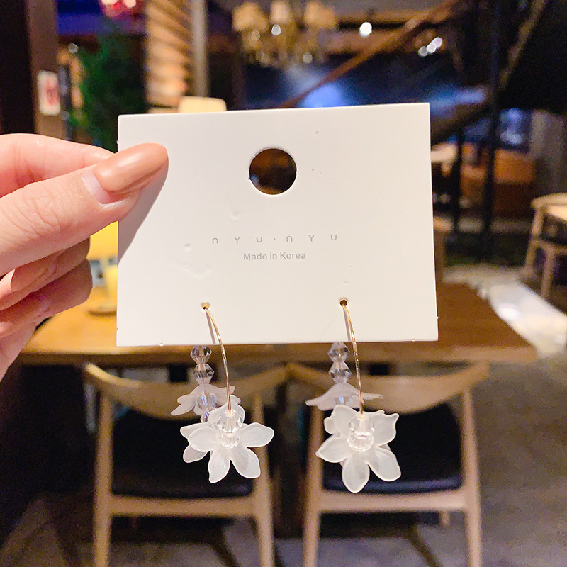 Luz de lujo de alto nivel nicho de diseño femenino sensación de aretes de bordilla temperamento perla asimetría joyería perla al por mayor