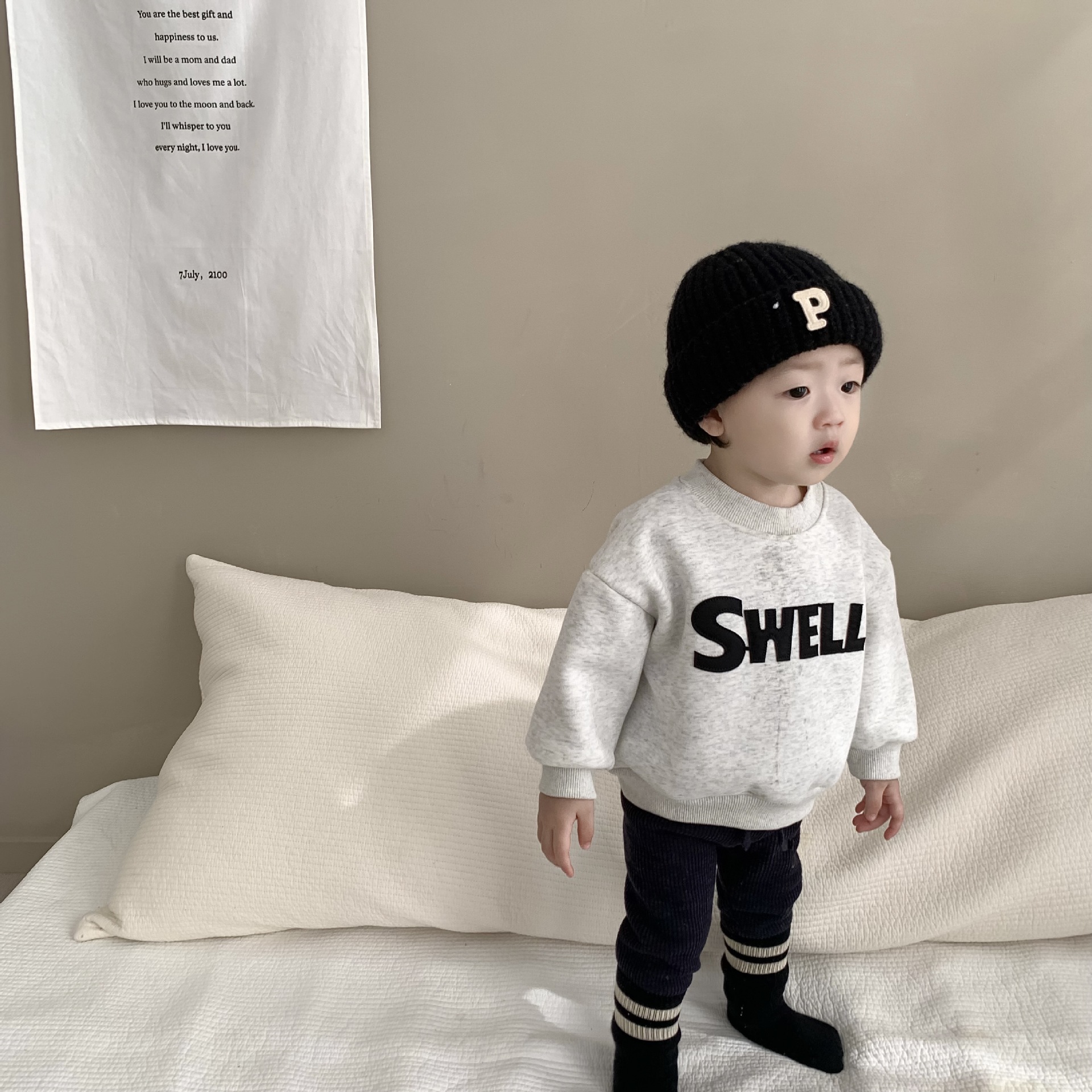 Camisetas gruesas de invierno para niños, ropa exterior para bebés, ropa infantil estilo coreano para otoño e invierno 2024, sudadera con letras y forro polar para bebés