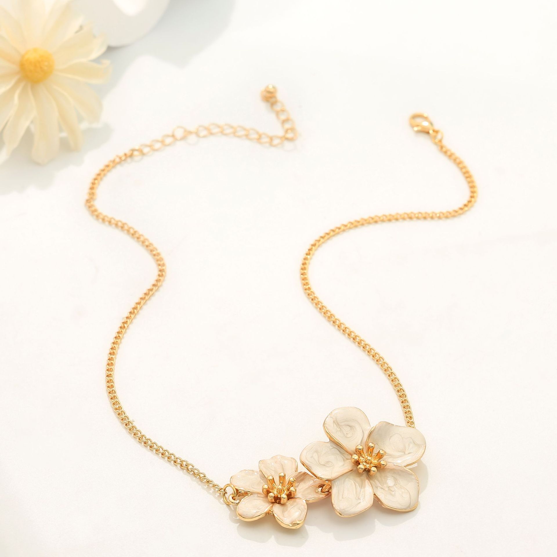Dulce y fresco collar de costura de flores blancas súper hada femenina temperamento de lujo ligero cadena de clavícula de todo fósforo joyería de diseño de nicho image 6