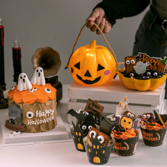 ハロウィーンでカボチャのバケツケーキを手に入れて、小さなモンスターの紙コップを飾って、柔らかいゴムの幽霊のプラグインを焼く