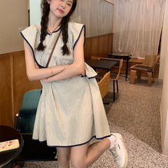 フランスのストライプの小さい飛袖のワンピースの女性の夏の不規則なハスの葉の辺のベストのスカートのゆったりしている小さい子供のスカート