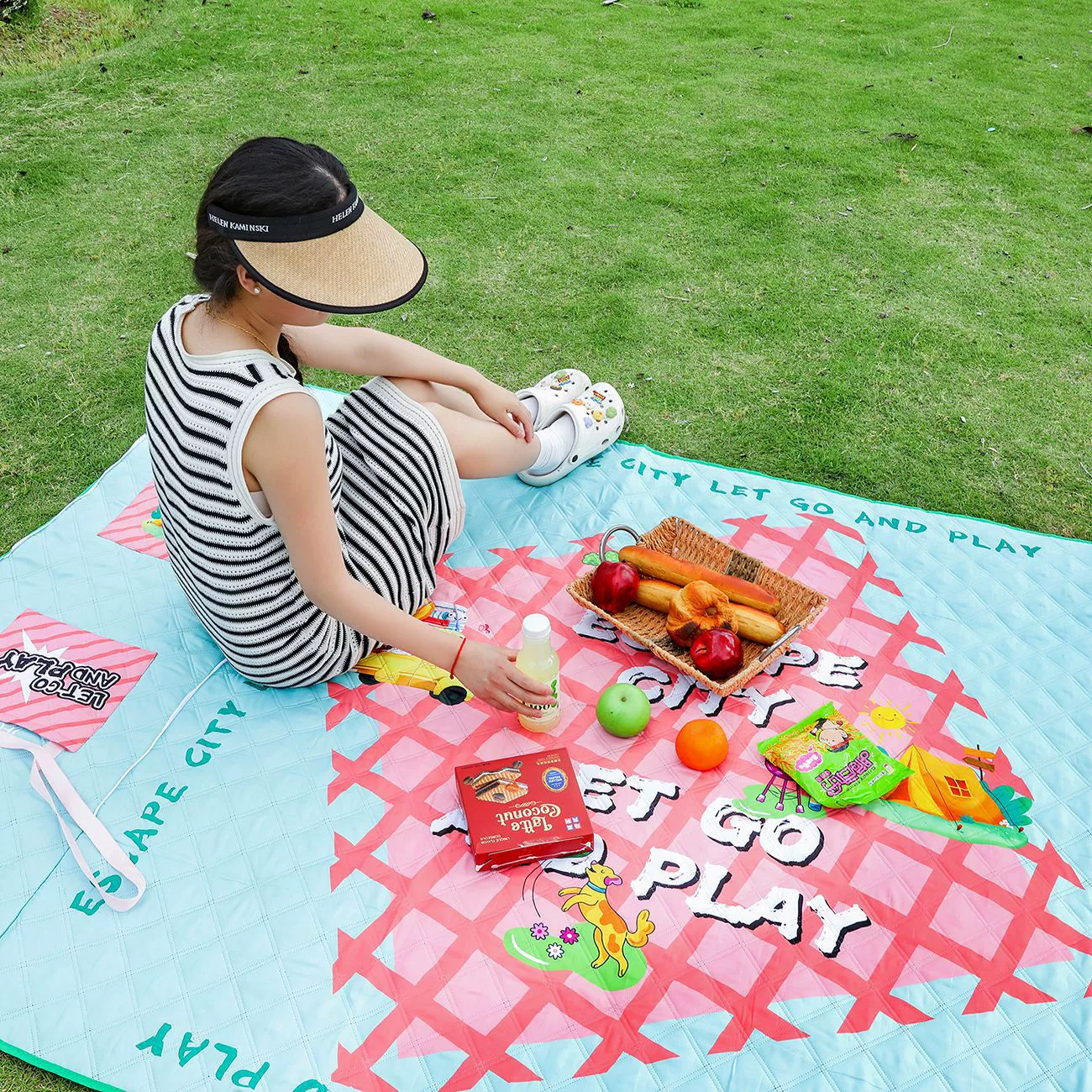 Handheld folding backpack, beach carpet for camping for picnic, increased thickness