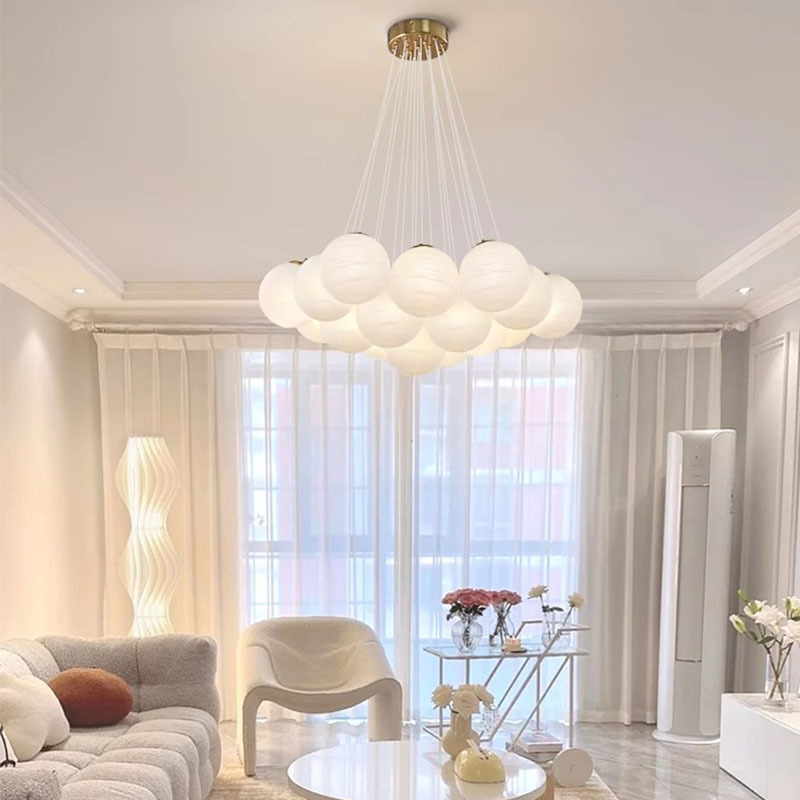 Lámpara francesa nube viento dormitorio nuevo estilo de crema ligera simple candelabro lámpara de red de vidrio invitados bola roja ahora