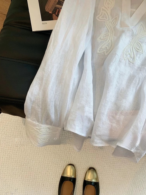 フランス風の重厚な刺繍が施されたリネンVネックシャツ レディース 2025春秋新作 デザイン性のあるカジュアルで上品な万能トップス|undefined