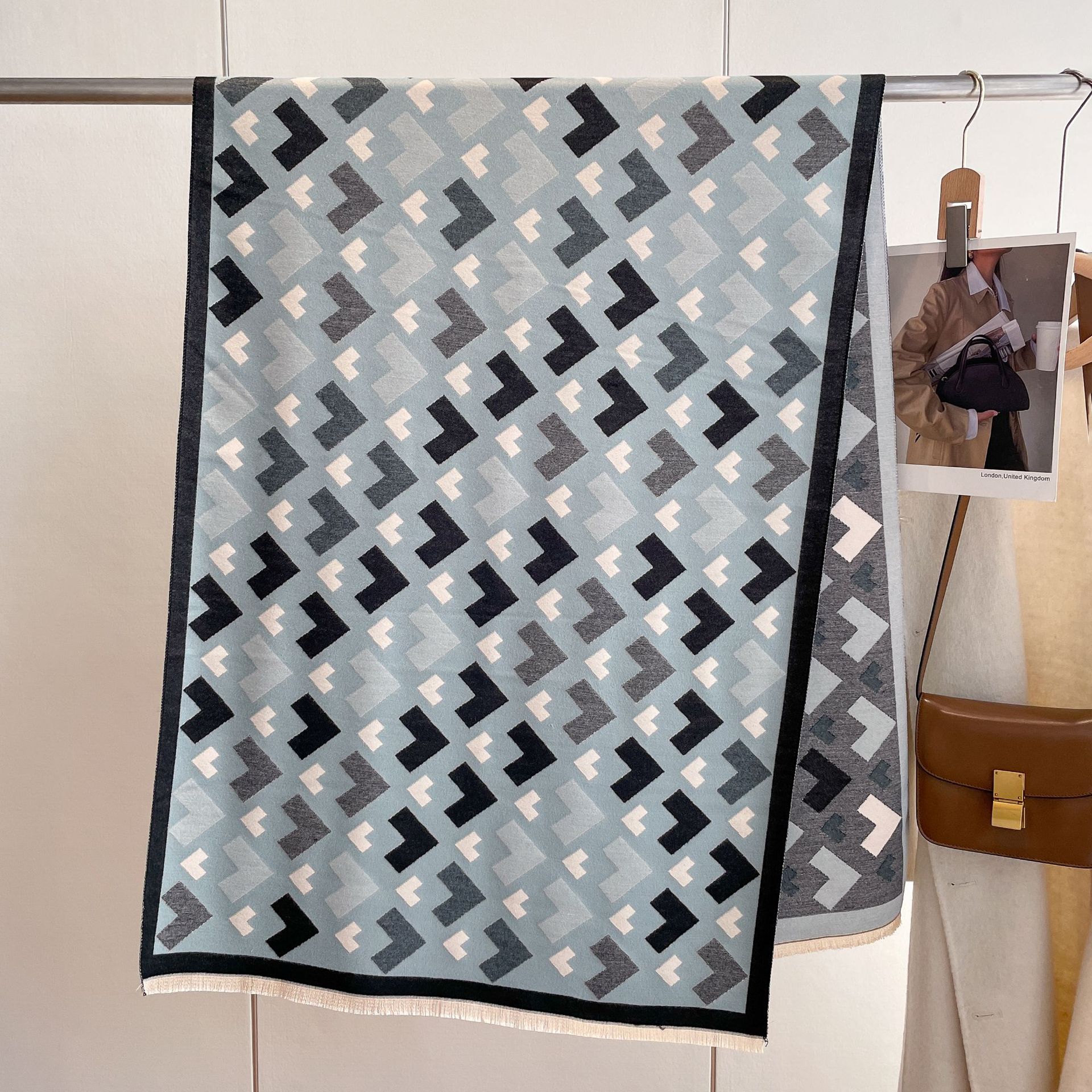 Otoño e Invierno nuevas letras geométricas bufanda de Cachemira de las mujeres de moda estilo étnico mantón del Cabo bufanda de borla caliente