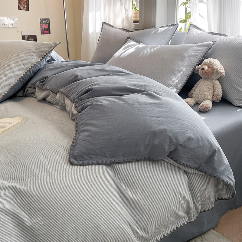 Tiras verticales azules molidas junto a conchas a rayas de algodón