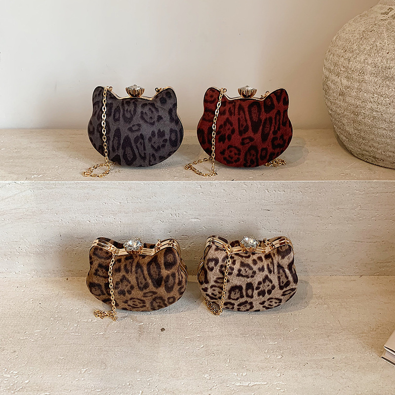 Bolsos populares de este año 2024, nuevo invierno de Europa y América, bolsos de hombro de moda, bolsos retrógrados de leopardo para mujeres.