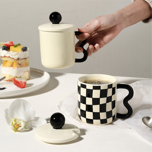 Checkerboard retro ceramic mug with lid, special handle cup, office coffee cup, household niche milk cup