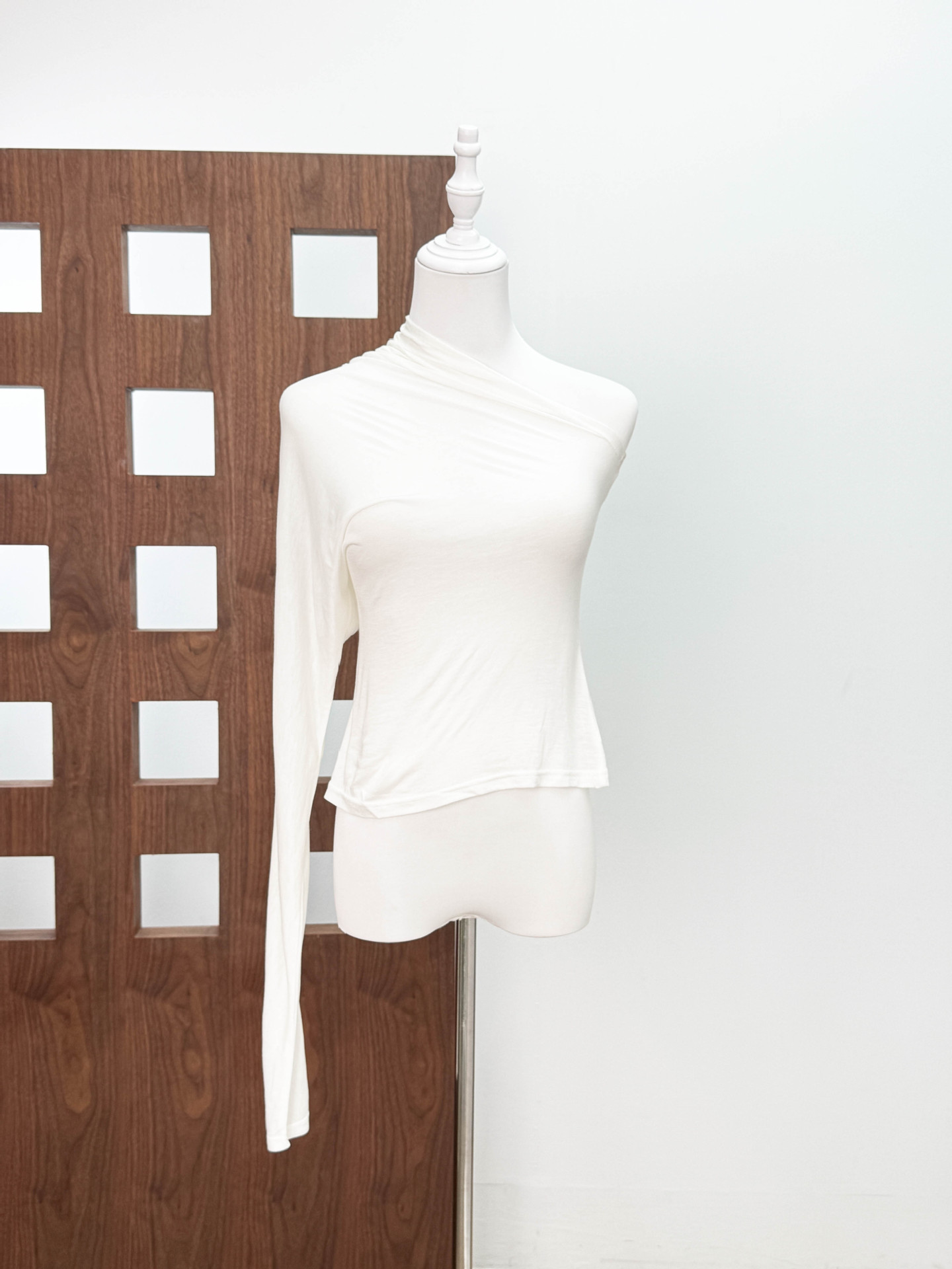 Nana con 25aw nicho de moda esquisita en lana de seda tiesa camiseta de hombro inclinado con mangas asimetricas chaqueta de hombro abierto