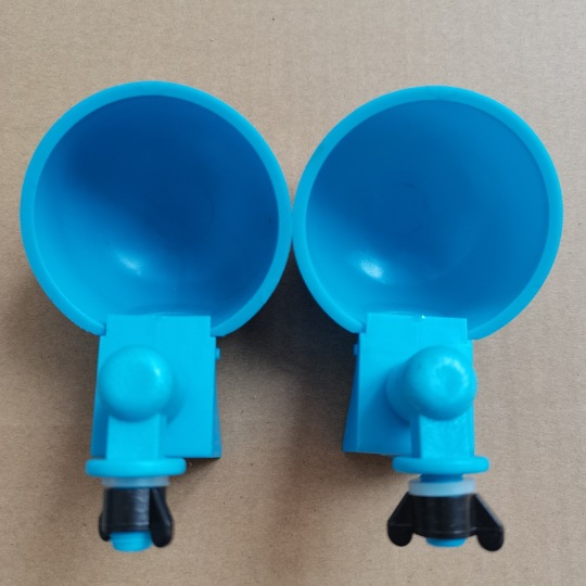 Bebedero automático para aves de corral en existencia, dispensador automático de agua para pollos, venta al por mayor, taza de agua para pollos, bebedero para pollos