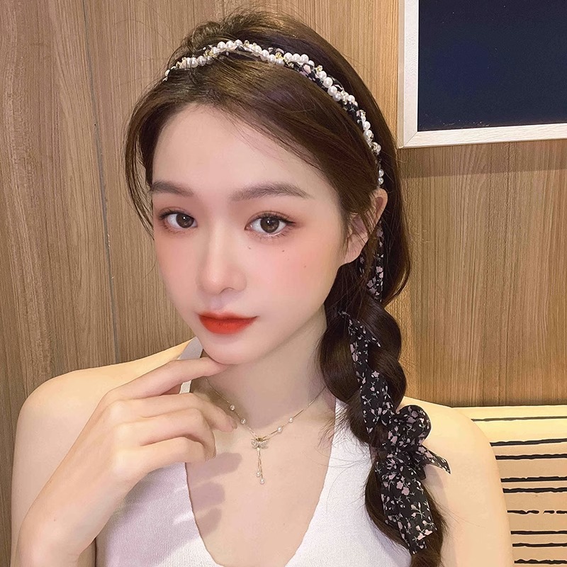 13 # Pequeñas flores negras rotas.