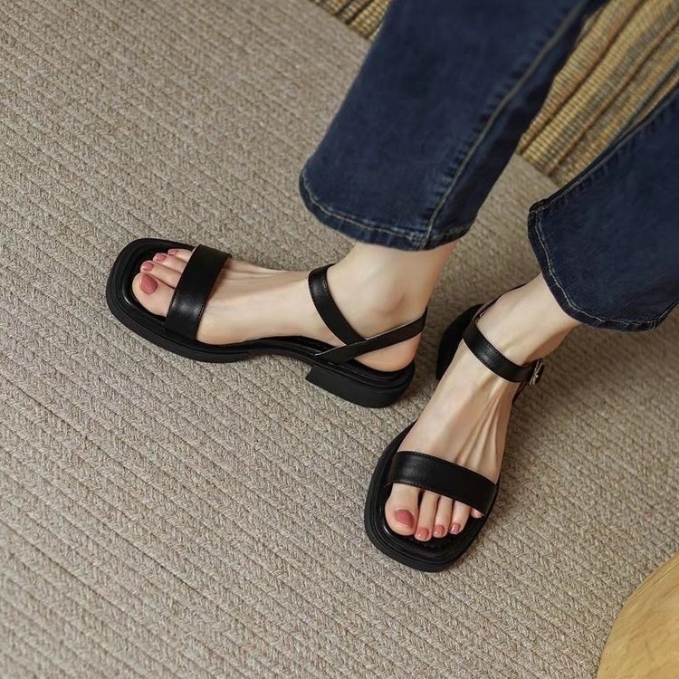 Explosiones cómodas y casuales transpirables con una base suave retro con sandalias para mujeres verano de 2026 nuevas sandalias romanas planas