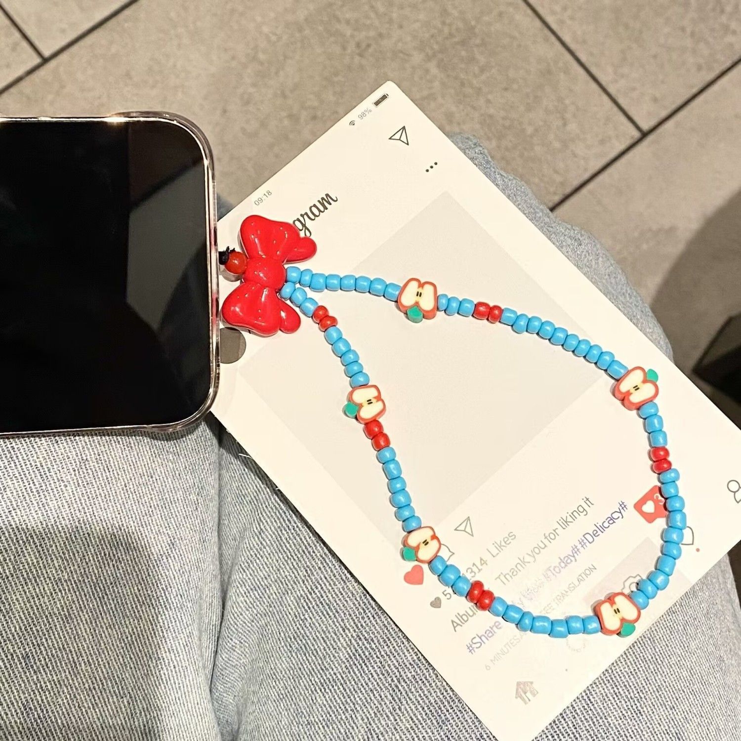 빨간색과 파란색 구슬이 달린 Apple 휴대폰 끈