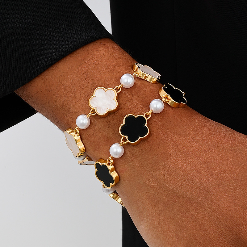 1 European and American cross-border new fashion temperament imitation pearl five-leaf clover ladies bracelet suitable for daily commuting wear