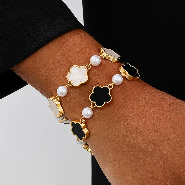 1 European and American cross-border new fashion temperament imitation pearl five-leaf clover ladies bracelet suitable for daily commuting wear