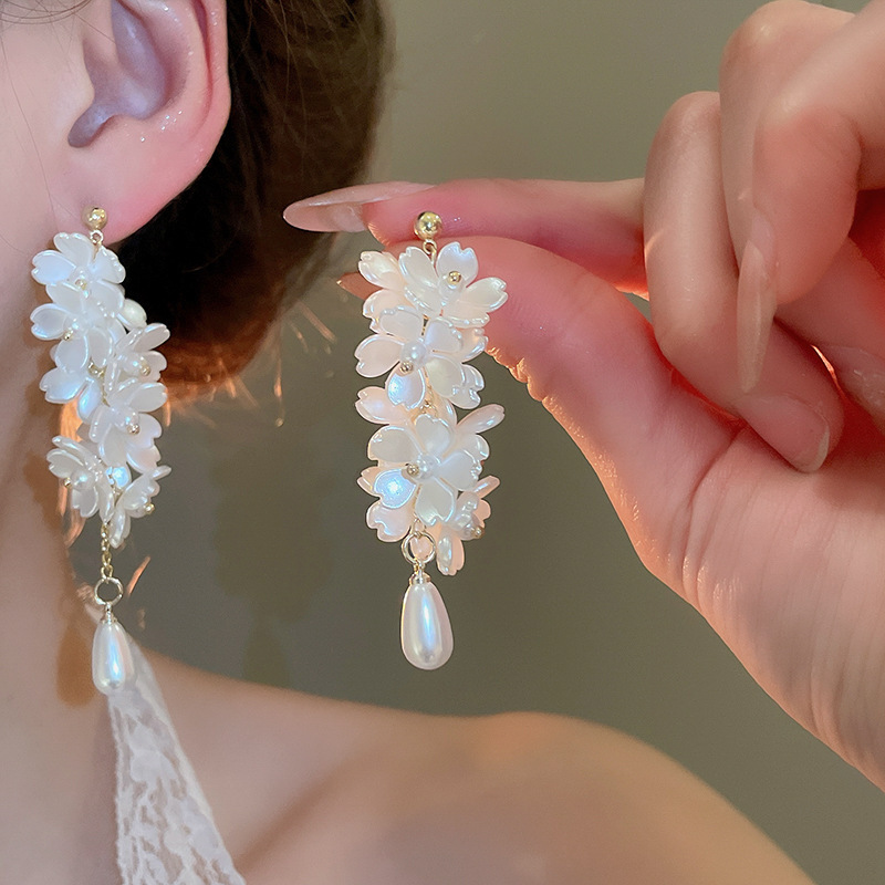 Pendientes de borla de flor de perla de aguja de plata Pendientes retro elegantes franceses Moda de nicho Pendientes de lujo ligero de alta gama Mujeres