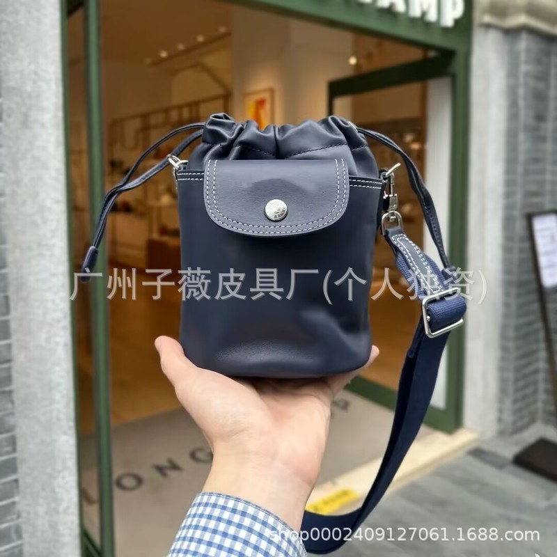 龙骧牛皮小水桶包王曼昱同款纯色小福袋包抽绳斜挎包女百搭神器|undefined