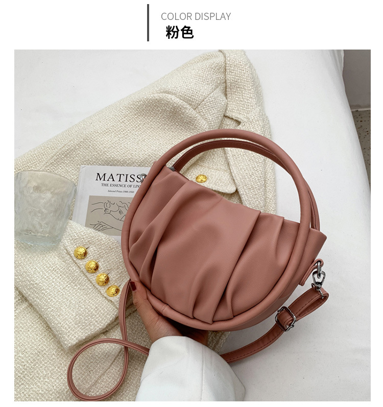 New Semicircle Saddle Bag Fashion Single Shoulder Messenger Pleated Cloud Bag display picture 7