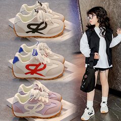 女の子の靴の運動靴2025春秋の新型の子供の中で大きい子供の通気性の阿甘徳は靴のカジュアルなお父さんの靴を訓練します。