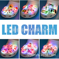 新しい穴の靴にまたがってLEDフラッシュライトの靴の花の靴のボタンの高級感の発光の靴のボタンの漫画の装飾の部品を掛けます。