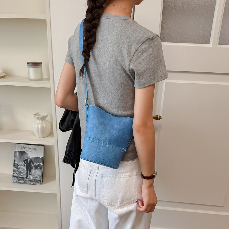 2026 cubo de moda dopamina hombro de verano suave nuevo nicho simple exquisito bolso de mochila coreano mujer