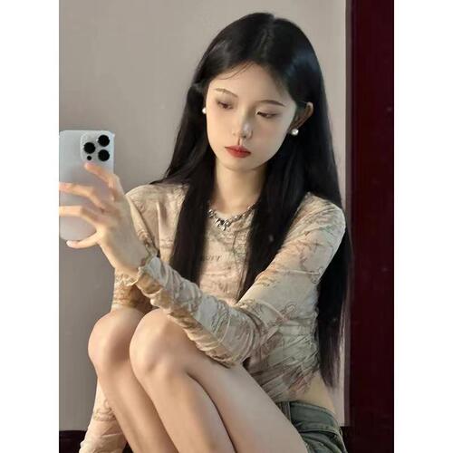 Sexy bottoming top niche autumn and winter tie-dye retro navel-baring long-sleeved T-shirt for women with chic design high waist 2025