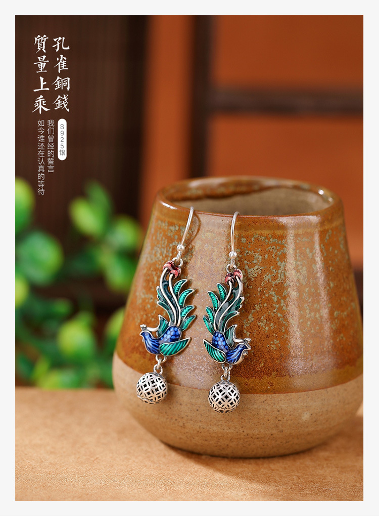 Bông tai móc bạc S925 hình đồng xu rỗng họa tiết chim công phong cách dân tộc — Một cặp chi tiết 1