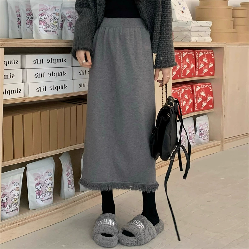 Дизайн с бахроной тонкой сплошной юбкой половинный женский 2024 осень и зима новая высокая талия с свитером средней и длинной юбкой