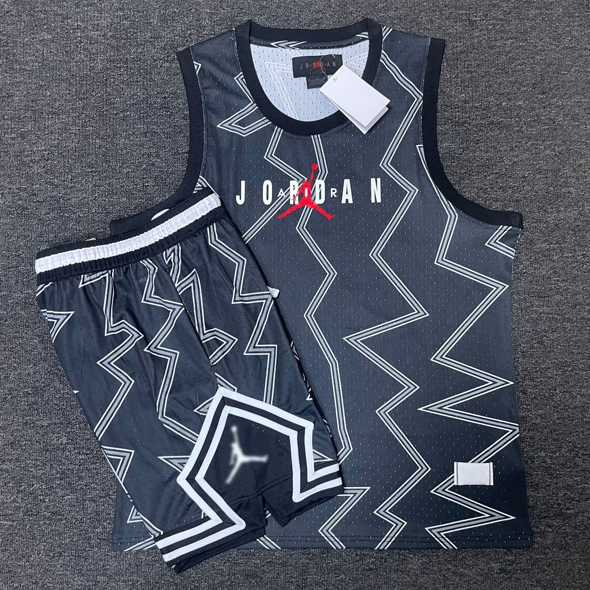 Nuevo conjunto de ropa deportiva de hombre volador en verano, entrenamiento de carrera para hombres, chalecos cortos transpirables de secado rápido, dos juegos al por mayor