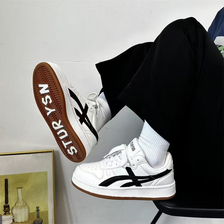 Zapatos de hombre con suela gruesa aumentada de altura crema, zapatos blancos bajos, zapatos de hombre de otoño, zapatos de skate de entrenamiento moral.