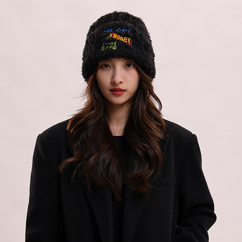 Peluche ricamato da donna, versatile autunno inverno grande circonferenza della testa, con velluto spesso per calore e orecchie fredde_voghion.com