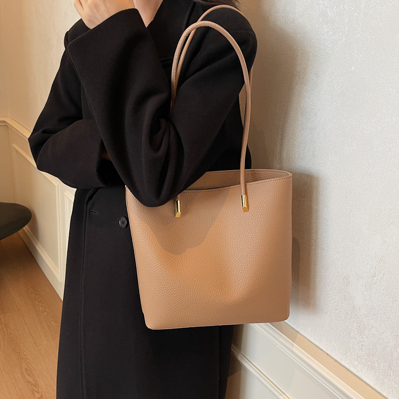 Bolso de viaje de moda simple para mujeres 2024 nuevo retro versátil bolso de hombro de nicho de alto nivel bolso de cubo