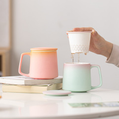 青印はお茶のマグカップのアイデアの陶磁器のお茶を入れて分離して蓋の事務室を持ってコップを濾過します。