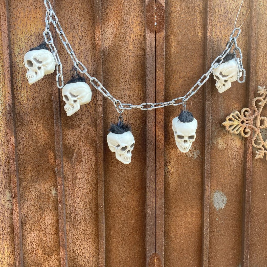 Esqueleto colgante tienda de tatuajes bar decoración de Halloween horrendo horrendo esqueleto cadena cámara secreta escape de la casa embrujada props
