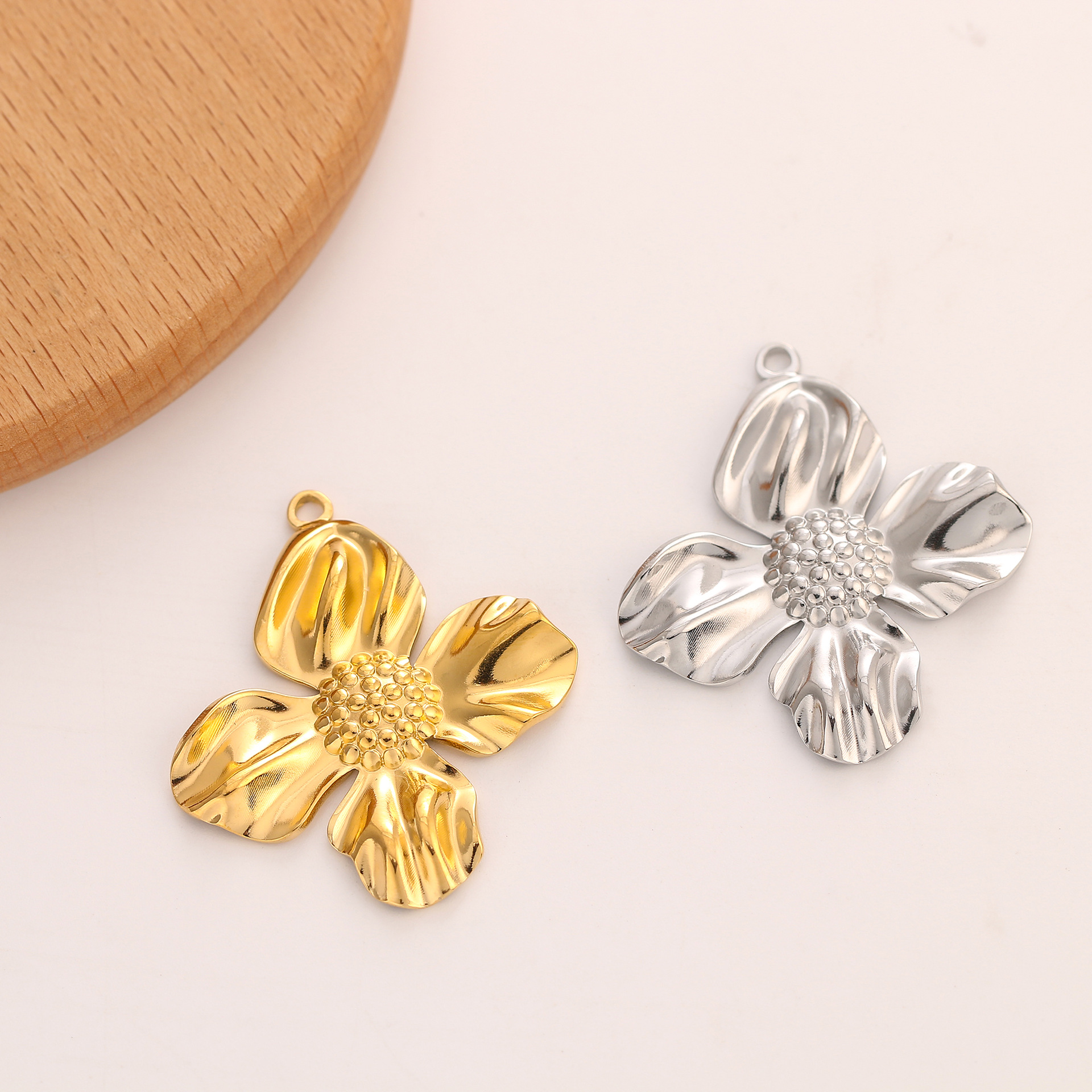 15g Weight Pendant Jewelry Making Type 30*32mm Jewelry Making Size DIY Jewelry Accessories Classification 3 PCS/Package Quantity 304 Stainless Steel Material Flower Pattern Plating Design Retro Style 3 PCS/Package 30*32mm 304 Stainless Steel Flower Pendant 6