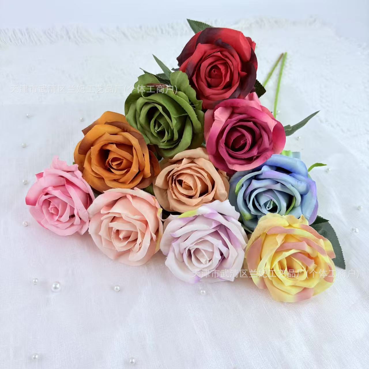 Una sola pieza de tela de seda, una pequeña rosa de crema, una rosa, una rosa, una rosa, una rosa, una rosa, una rosa, una rosa, una rosa, un arreglo floral, una boda, una pared de flores