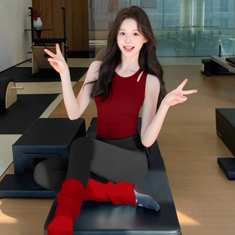 A Particularly Stylish Yoga Outfit for Women with Chest Pads, a Pilates Sports Vest with a High-End Feel, and a Stunning Red Fitness Outfit