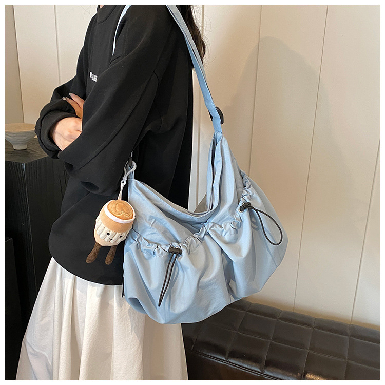 Bolsa de lona de gran capacidad para mujeres 2024 nuevo bolso de hombro casual simple de verano con un sentido de alta calidad de la bolsa de viaje