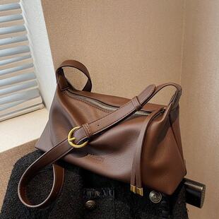 Shoulder bag with zipper, capacious one-shoulder bag