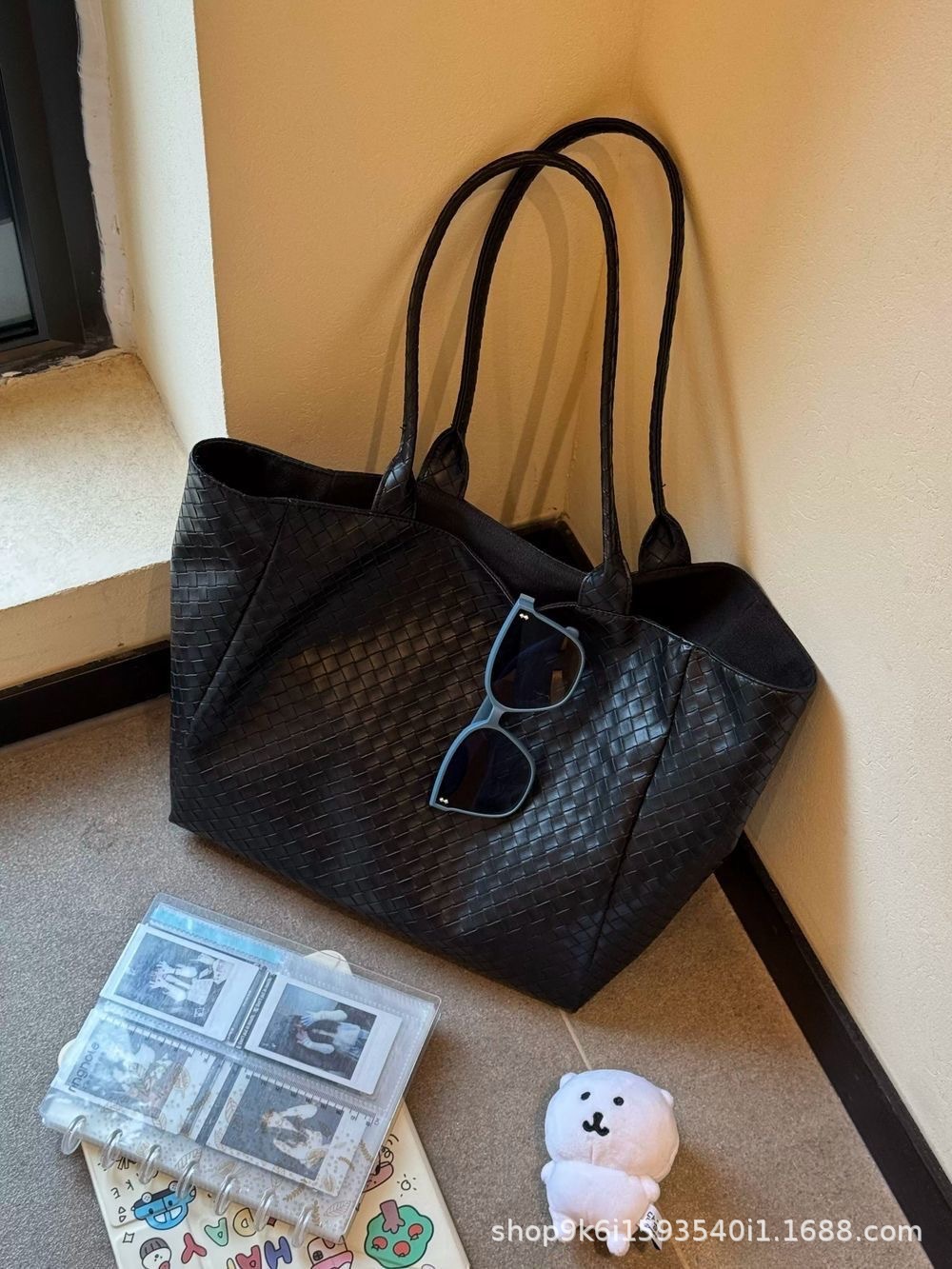 Woven one-shoulder bag, underarm bag, capacious shopping bag to go out