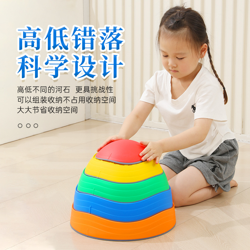 Juguetes para niños al por mayor equipos deportivos de entrenamiento sensorial para jardín de infantes ayuda de enseñanza anti-deslizante arco iris a través del río piedra