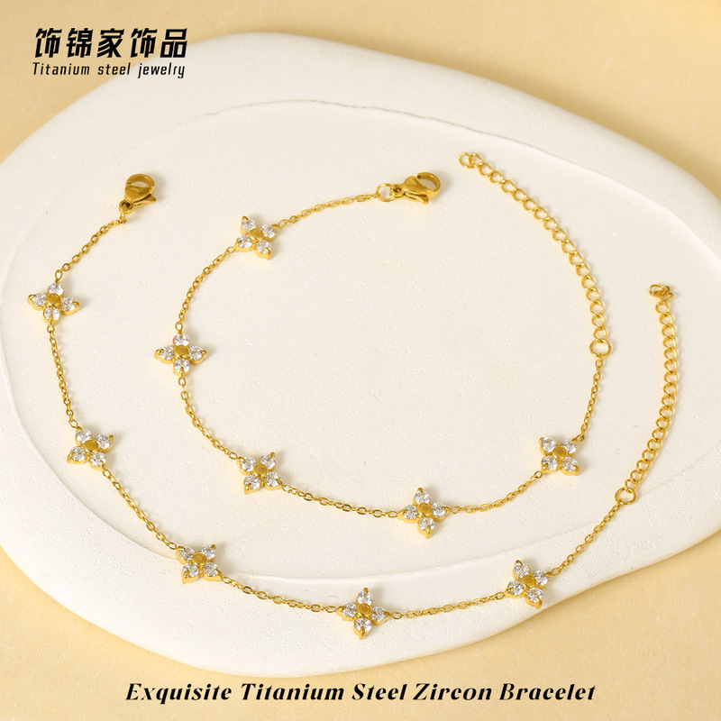 Japanese and Korean Lucky Four-Leaf Clover Starry Sky Bracelet for Women, Light Luxury Titanium Steel Design, High-End Feel, Non-Fading, Stackable Jewelry