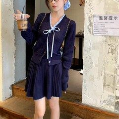 韓系学院風スーツの女性の木の耳元はニットのカーディガンの上着の春の百のスカートの半身のスカートの2つのセットをつなぎ合わせます。